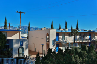 Knollwood Terrace in Tucson, AZ - Building Photo - Building Photo