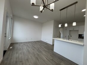 7110 Keswick Dr SW in Edmonton, AB - Building Photo - Building Photo