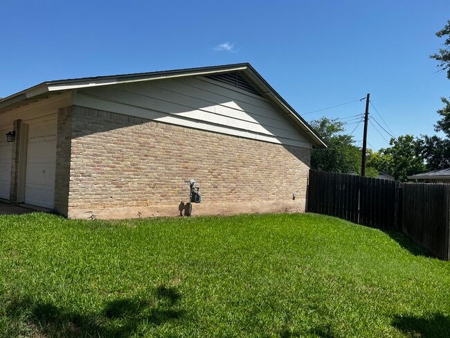 1002 Fall Creek Dr in Austin, TX - Building Photo - Building Photo