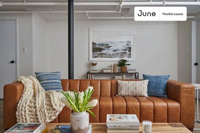 Chic ROOM at The Grand House, Unit 4 in Brooklyn, NY - Foto de edificio - Building Photo