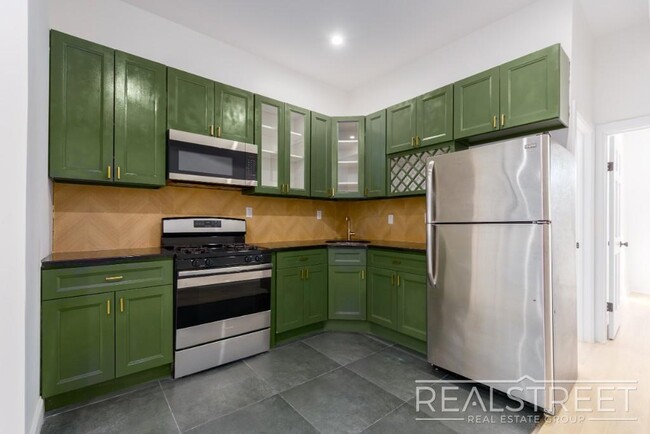 Newly Renovated Spacious 4 Bed 2 Bath in B in Brooklyn, NY - Building Photo - Building Photo