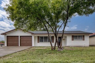 100 Crestline Dr in Del Rio, TX - Building Photo
