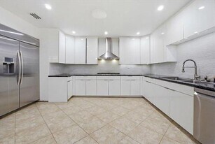 20100 NE 20th Ct in Miami, FL - Building Photo