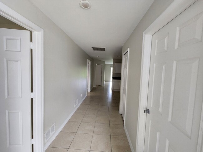 5013-5015 Locke Ln in Lehigh Acres, FL - Foto de edificio - Building Photo