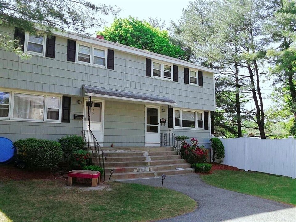 273 Cross St in Winchester, MA - Foto de edificio