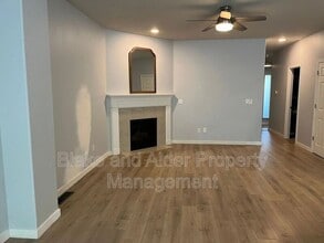 3624 E Oak Grv St in Newberg, OR - Building Photo - Building Photo