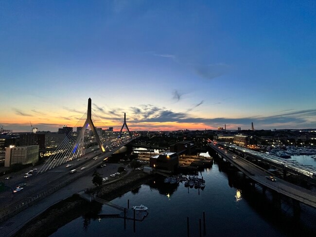 100 Lovejoy Wharf, Unit 8M in Boston, MA - Foto de edificio - Building Photo