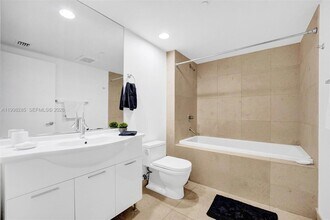 475 Brickell Ave, Unit 3310 in Miami, FL - Building Photo - Building Photo