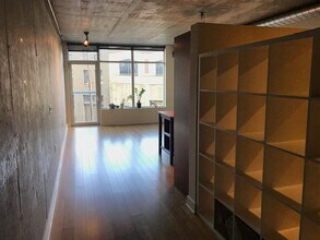 1926 W Burnside St, Unit 217 in Portland, OR - Foto de edificio - Building Photo