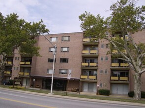 Windsor House Apartments- 55+ in Baltimore, MD - Foto de edificio - Building Photo