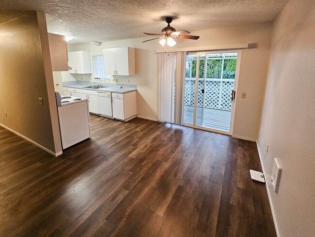 506 NE Dallas Ct in Dallas, OR - Building Photo - Building Photo