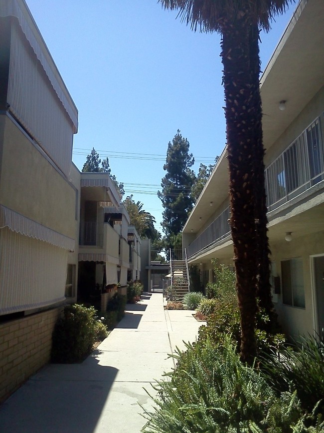 Victoria Place in Canoga Park, CA - Building Photo - Building Photo