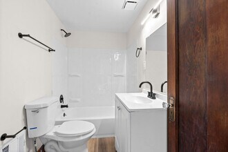 2084 Queen City Ave in Cincinnati, OH - Building Photo - Building Photo