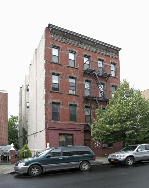 880 Gates Ave in Brooklyn, NY - Building Photo
