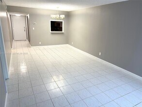 220 SW 9th Ave, Unit 116 in Hallandale Beach, FL - Foto de edificio - Building Photo