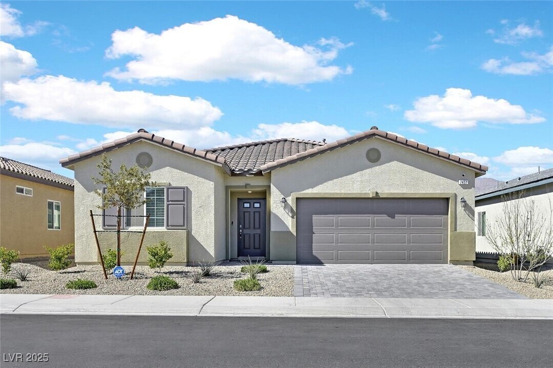 7451 Mason Springs Ave in North Las Vegas, NV - Building Photo