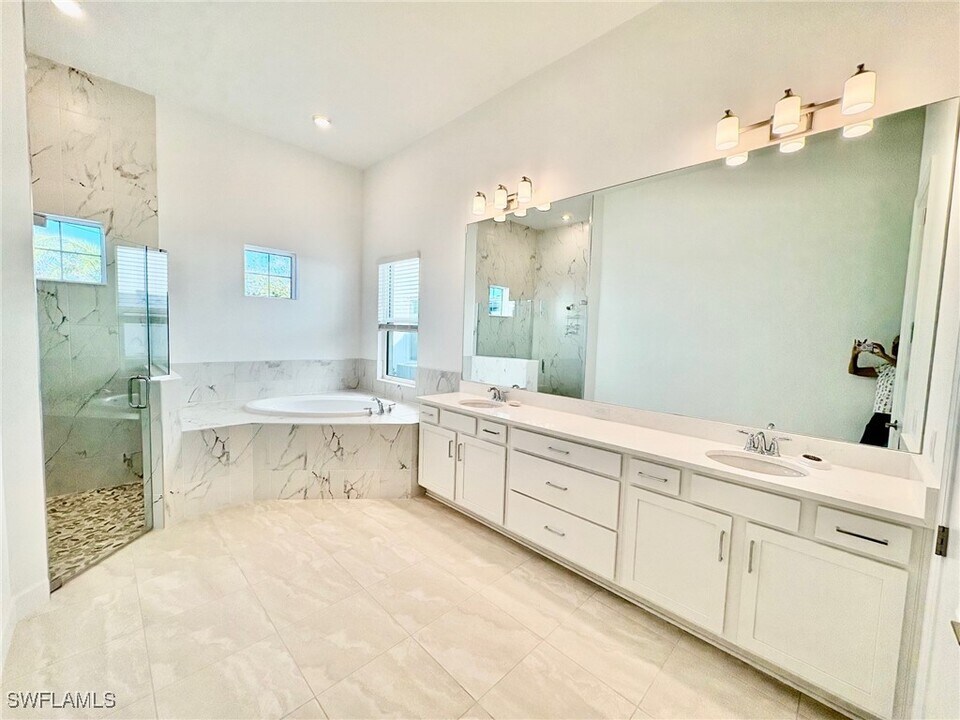 11251 Venetian Lagoon Dr in Ft. Myers, FL - Building Photo