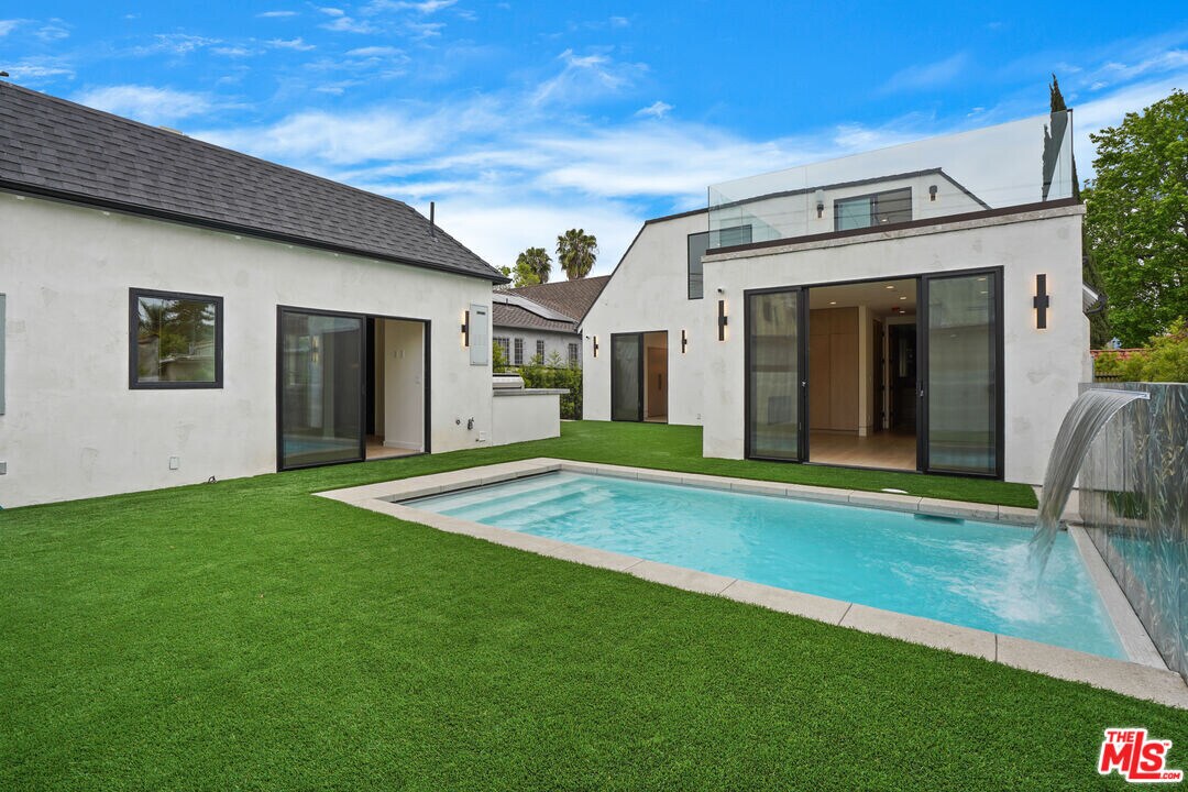 1161 Stearns Dr in Los Angeles, CA - Building Photo