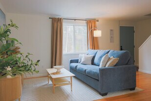 983 Holy Cross Rd, Unit 1 in Colchester, VT - Building Photo