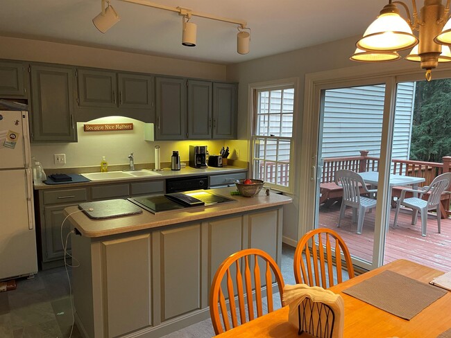 2 Townhouse Way in Woodstock, VT - Foto de edificio - Building Photo