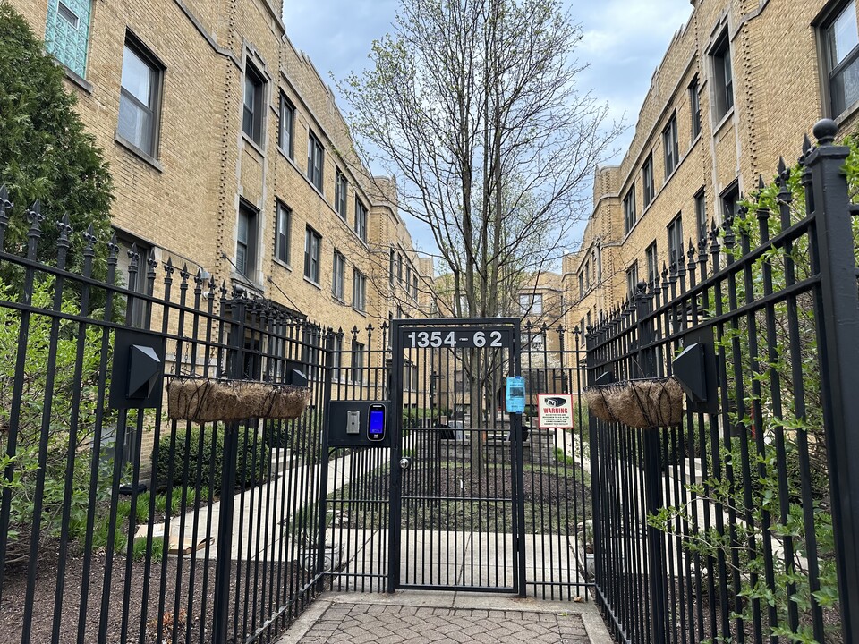 1360 W Estes Ave, Unit 2N in Chicago, IL - Building Photo