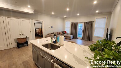 32 Cummins Hwy, Unit 2 in Boston, MA - Building Photo - Building Photo