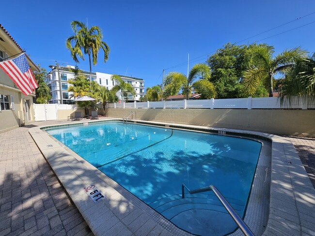 Ocean Wave Apartments in Fort Lauderdale, FL - Building Photo - Building Photo