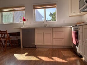 6711 SE 65th Ave, Unit Breezy Brentwood Bungalow in Portland, OR - Foto de edificio - Building Photo