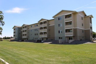 Country Club Manor Apartments in Umatilla, OR - Building Photo - Building Photo