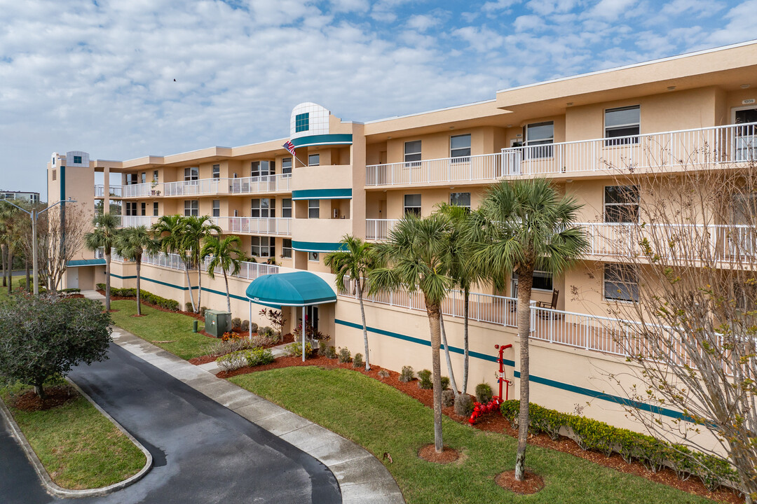 Shores of Long Bayou in St. Petersburg, FL - Building Photo