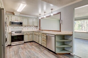 830 Cathlamet Dr in Oak Harbor, WA - Building Photo