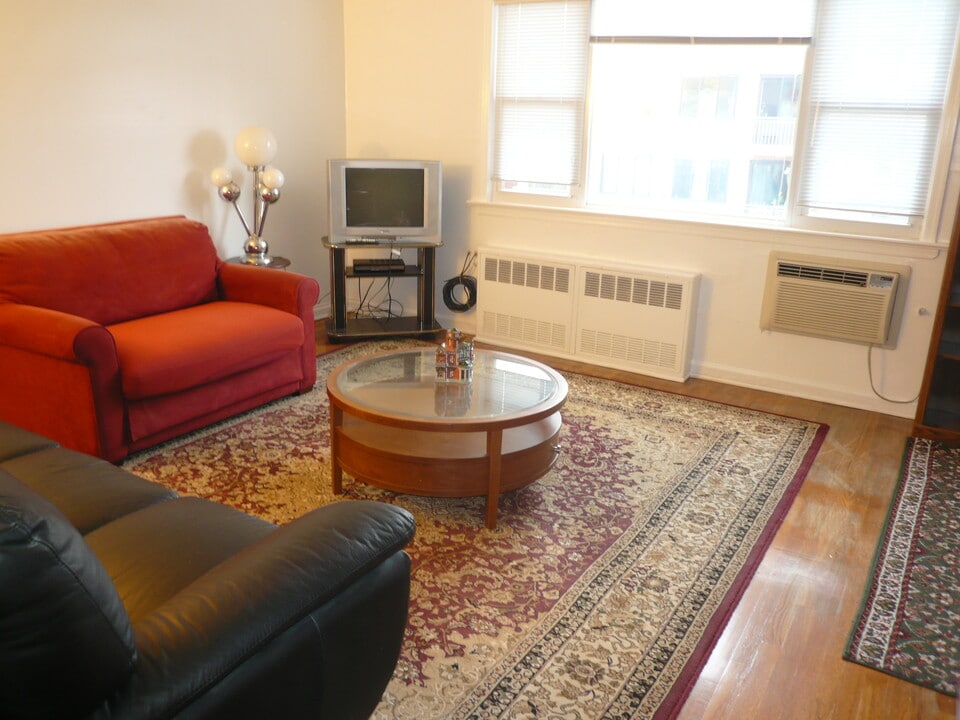 3250 34th St, Unit 3 floor in Astoria, NY - Building Photo