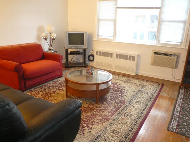 3250 34th St, Unit 3 rd floor