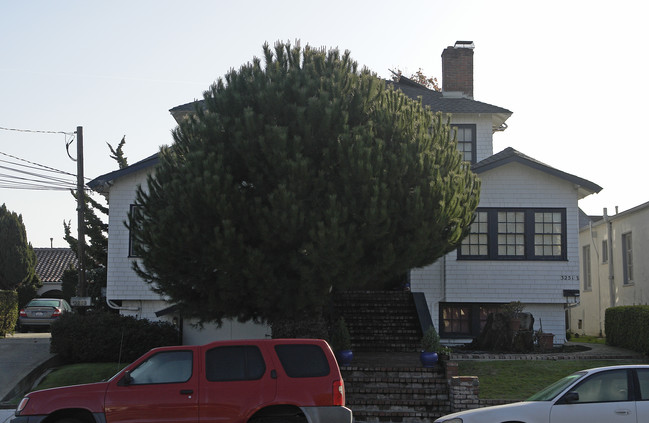 3251-3251B Fernside Blvd in Alameda, CA - Foto de edificio - Building Photo