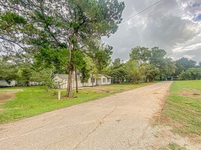 3815 Commerce St in Damon, TX - Building Photo - Building Photo