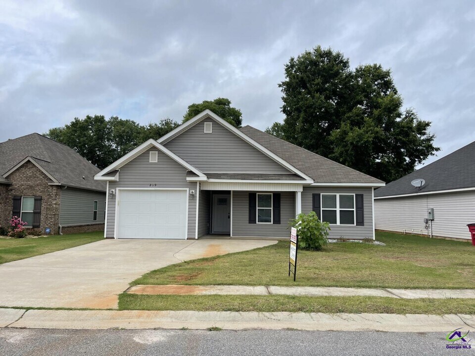209 Collinstown Ave in Centerville, GA - Building Photo