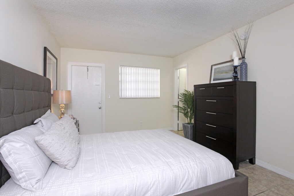 La Estancia Apartments in Oakland Park, FL