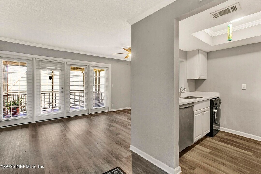 6646 La Mirada Dr E in Jacksonville, FL - Building Photo