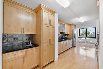 2 Grove Isle Dr in Miami, FL - Building Photo - Building Photo