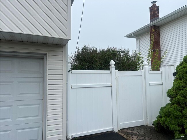 696 N Indiana Ave in Lindenhurst, NY - Building Photo - Building Photo