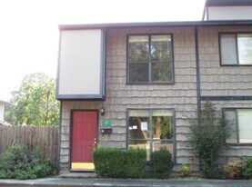 127 Depot Ln in Ozark, AL - Building Photo