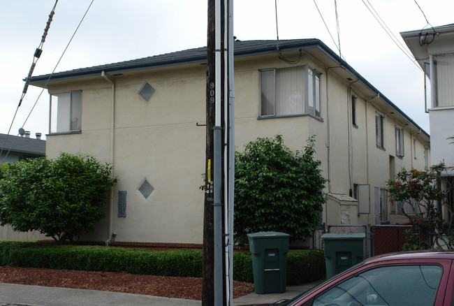 381-391 Chumalia St in San Leandro, CA - Building Photo - Building Photo