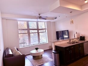 100 E Washington St, Unit Downtown Streetview in Greenville, SC - Foto de edificio - Building Photo