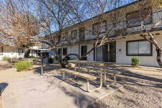 Mariposa Flats in Phoenix, AZ - Building Photo - Building Photo