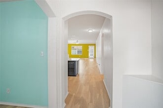 1938 Castaway Dr in Grand Prairie, TX - Foto de edificio - Building Photo