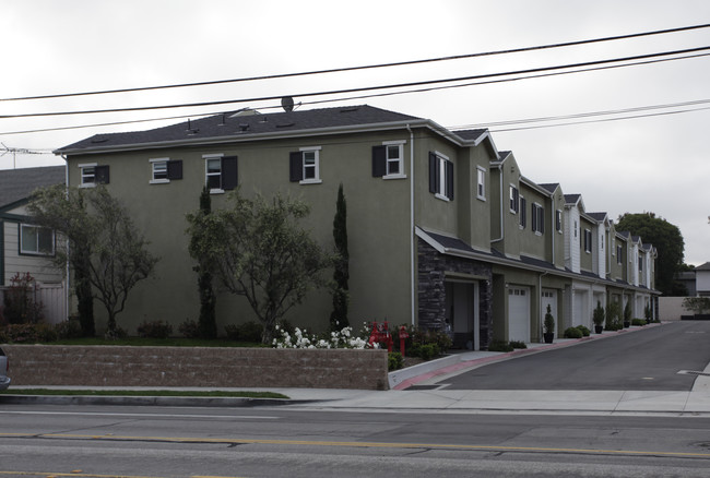 Newport Court in Costa Mesa, CA - Building Photo - Building Photo