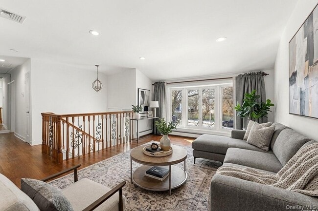 17 Lanier Ln in Bay Shore, NY - Building Photo - Building Photo