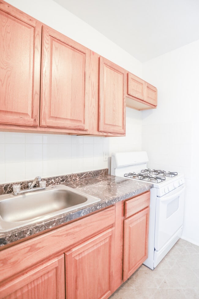 3938 W Roscoe St, Unit #2C in Chicago, IL - Building Photo - Building Photo