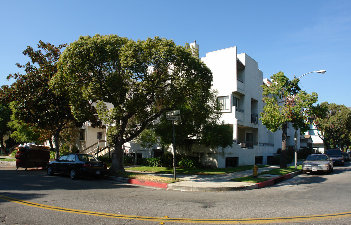 401 W Dryden St in Glendale, CA - Building Photo