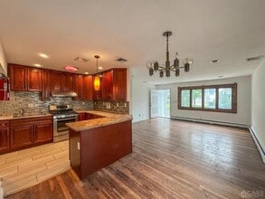 216 Julius St in Iselin, NJ - Foto de edificio - Building Photo